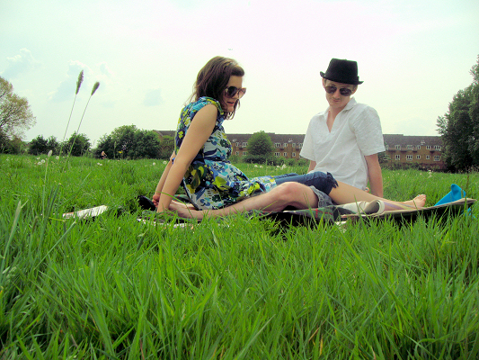 ロンドンでピクニックを楽しむカップル