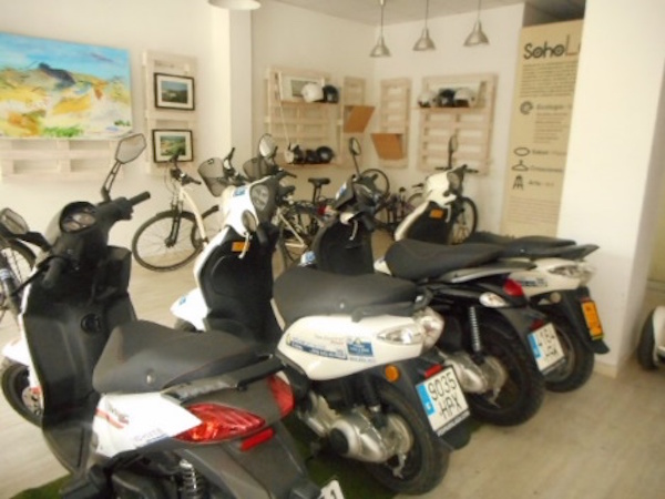 マラガのレンタル自転車店「Prima Rent a Car」店内の様子