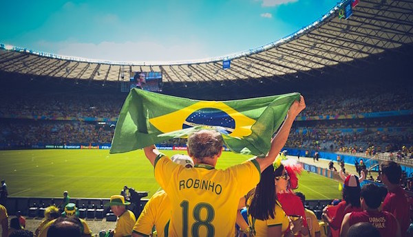 サッカー観戦するブラジル人