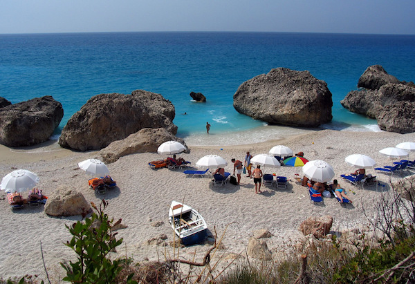 ギリシャのKalamitsi beachでサマーホリデーを楽しむ人々