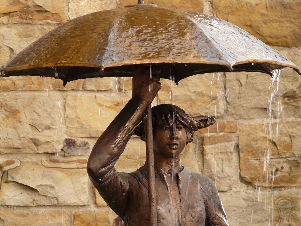 家の中で傘をさすとハゲになる？タイの迷信８選