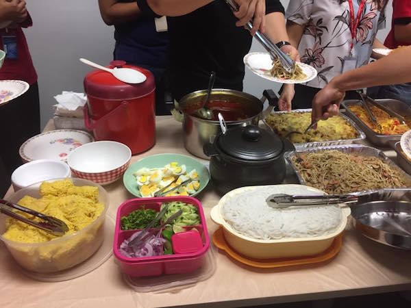 マレーシアの職場で行われた社内パーティの料理