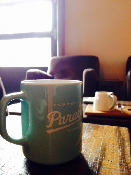 ローカルにも旅行者にも人気のカフェ！49th Parallel Coffee