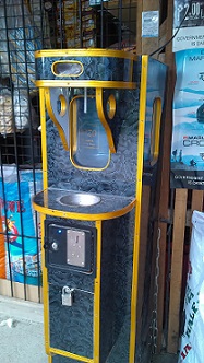 セブのマクタン島にある一杯分のミネラルウォーター自販機