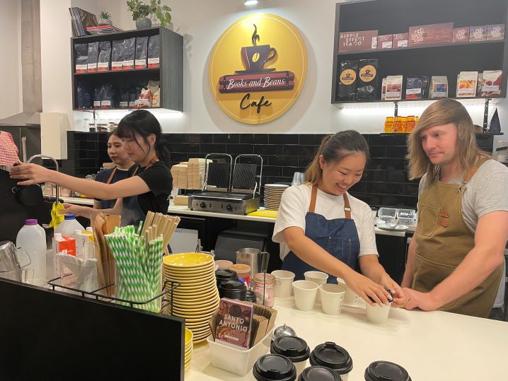 IH Brisbane ALS、バリスタコース、生徒、カフェ