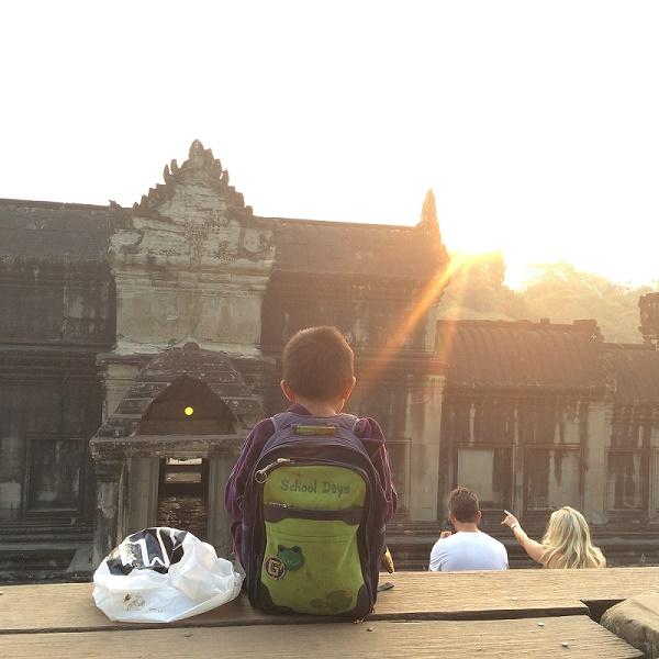 ニュージーランドに留学しているメイさんがカンボジアで出会った男の子