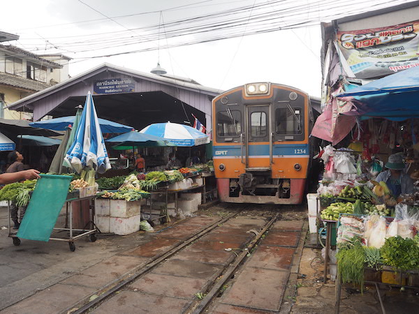 タイ・マハチャイ市場を通る電車