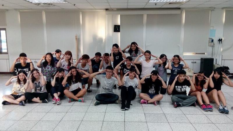台湾人の学生たちと撮った集合写真 一番前左から三番目が高橋さん