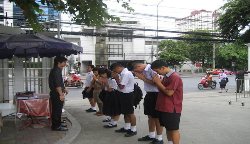 タイの高校に登校してきた生徒です。校門で挨拶と服装のチェックを受けています。