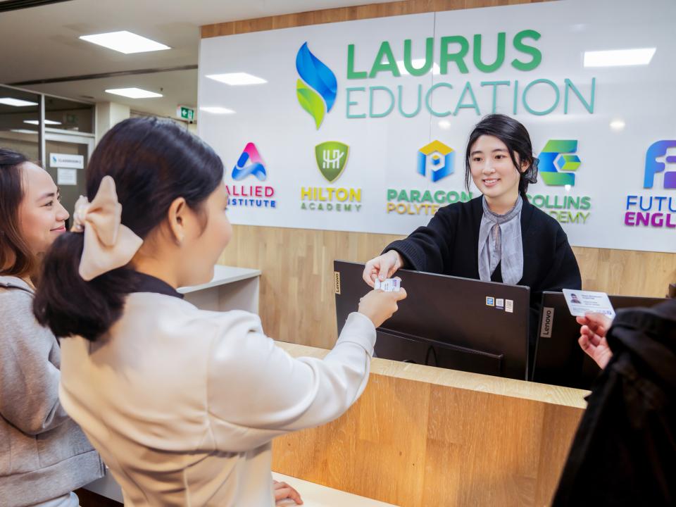 【学校スタッフにインタビュー】「花より団子」に憧れて日本へワーホリ→成田空港勤務を経て→Future Englishのスタッフに