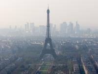 深刻化するフランスの大気汚染問題。エッフェル塔がスモッグで霞む？