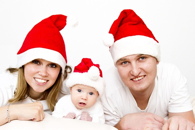 クリスマスの帽子をかぶる家族