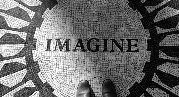 「imagine」と書かれたパステル調の床