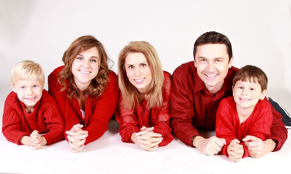 赤い服を着た家族の写真