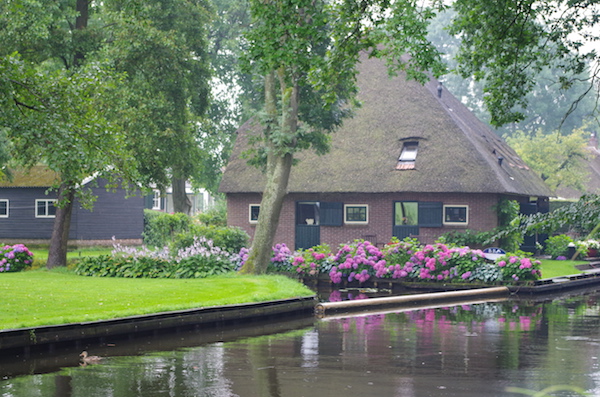 Giethoornの風景。川と住宅。