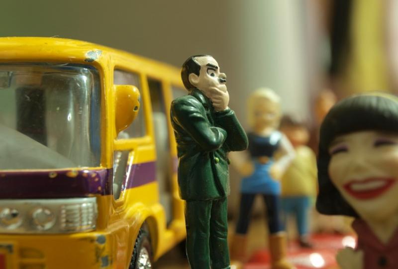 バスを待っている人形