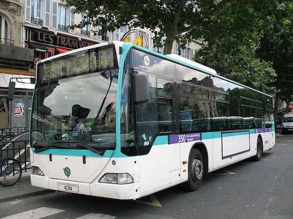 パリ市内を走行する路線バス