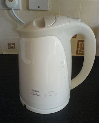 電気ケトルは英語で「electric kettle」です。