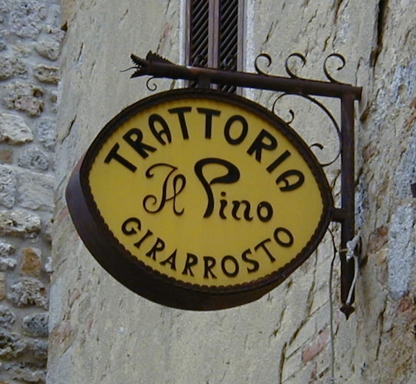 Trattoriaと書かれた看板