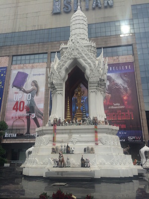 バンコクにある仏像「プラ・トリームールティ」