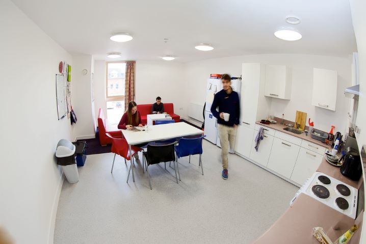 Kings Education, 生徒,寮