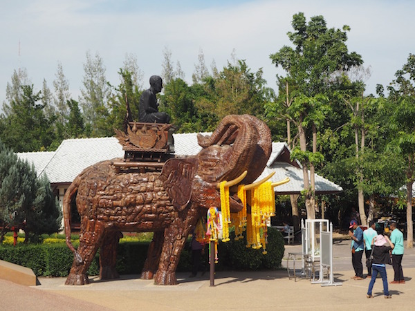 タイ・ホアヒンにある寺院、ワットフワイモンコンにある像の建物