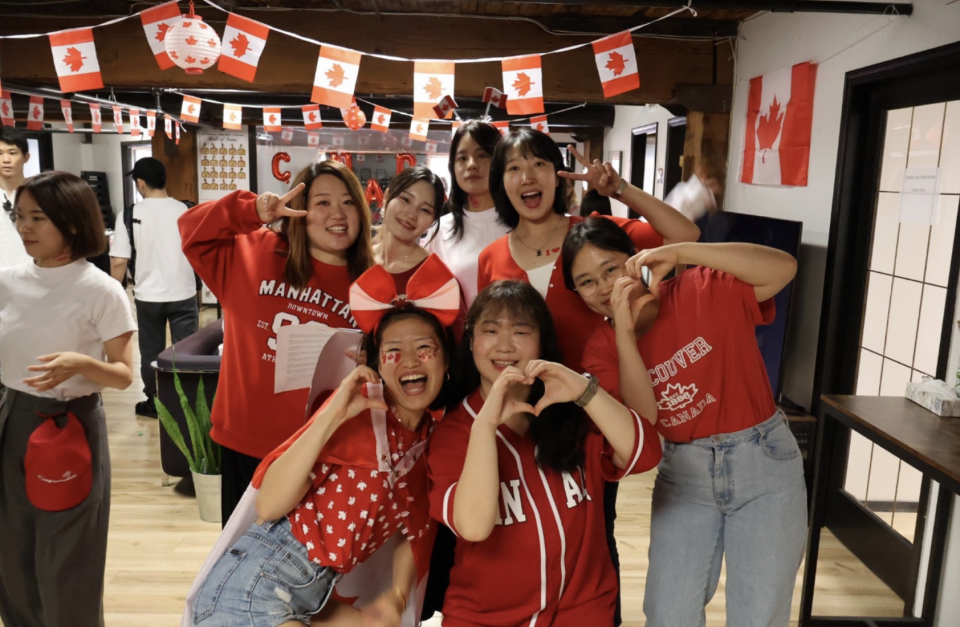 【学校スタッフにインタビュー】最高の仲間たちと笑顔&元気いっぱい！CESバンクーバーで輝くスタッフ、Saeさん！