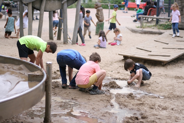 ベルリンの公園で遊ぶ親子たち