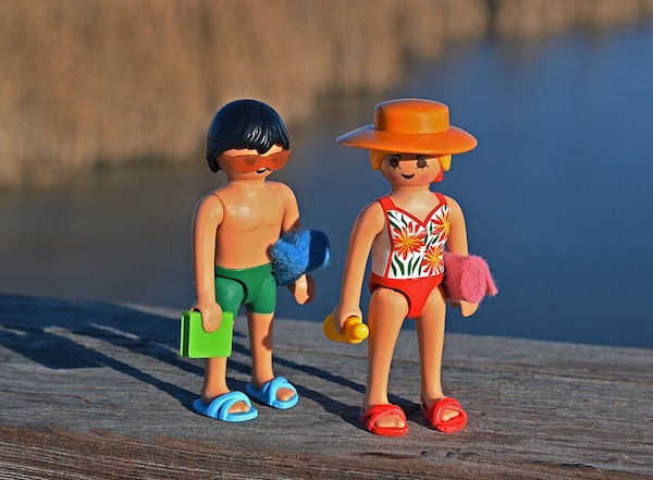 水着を着ているレゴ人形