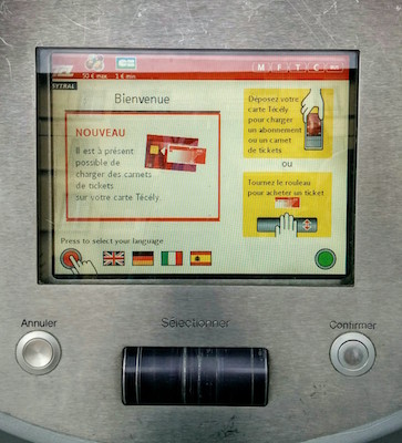 切符の自動販売機で言語の選択する画面