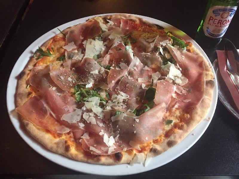ハンブルクのイタリアンレストラン「Luigi’s」のピザ