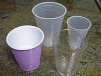 フランスでプラスチック製のコップや皿の使用が全面禁止に！