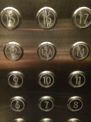 タイのエレベーター。13階が12Aの表記になっている。