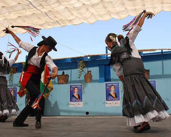 スペインの祭り「フェリア・デ・マラガ」で踊りを披露する人々