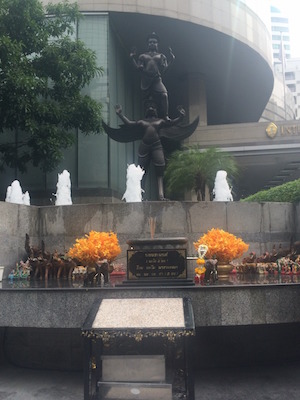 バンコクにある仏像「プラ・ナーラーイ・ソンスバン」