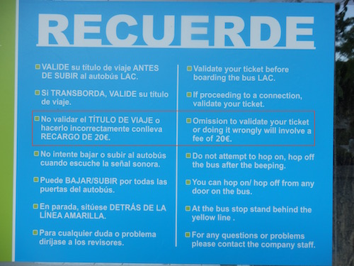 グラナダのバス停に描かれている注意書き