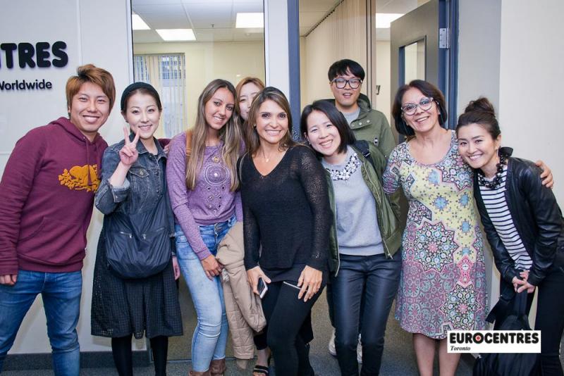 Eurocentres Canadaの学生と校舎