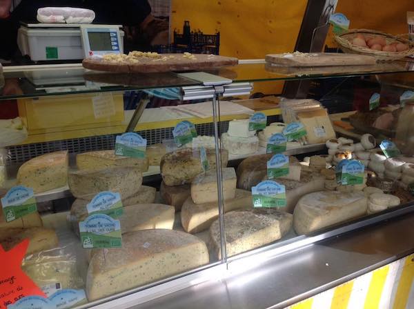 フランス・アルザス地方のマルシェのチーズ売り場