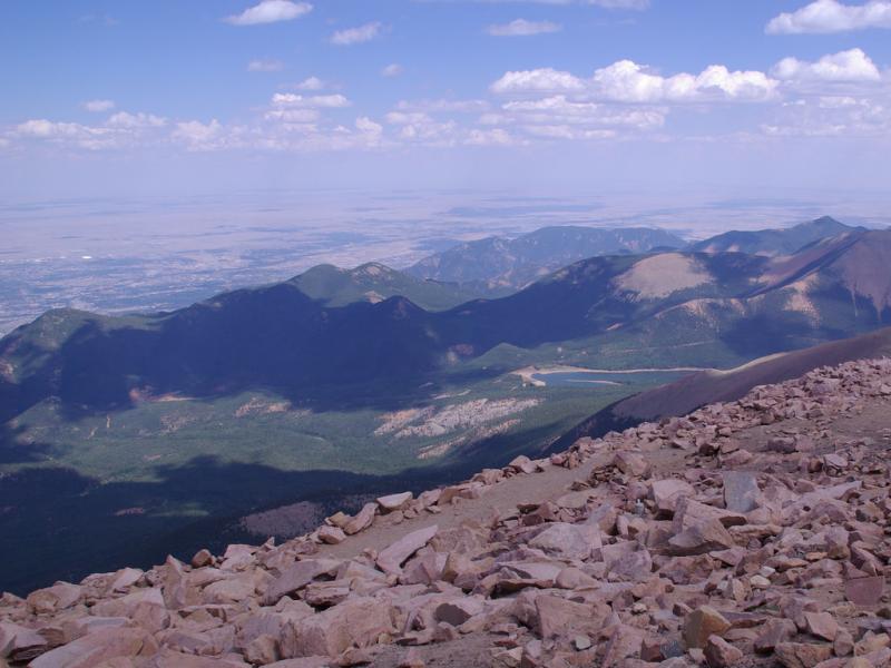 コロラドスプリングスのパイクスピークの頂上からの山々の景色