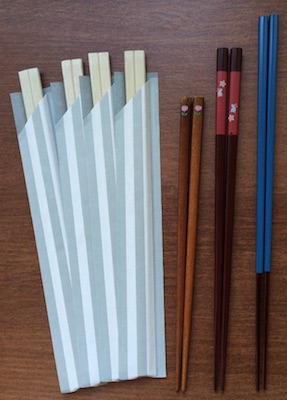 日本から持参した割り箸と箸