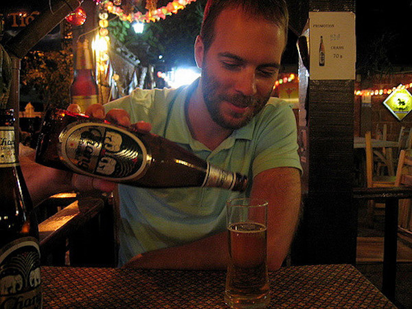 タイでビールを楽しむ白人男性