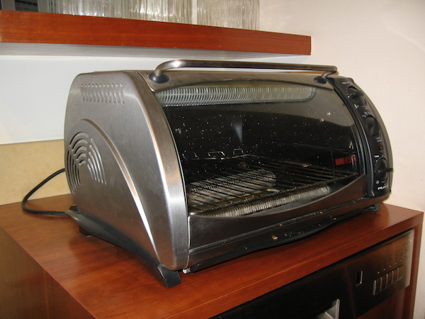 オーブントースターは英語で「toaster oven」です。
