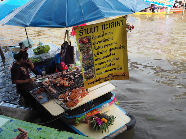 タイのアムパワー・水上マーケットの露天
