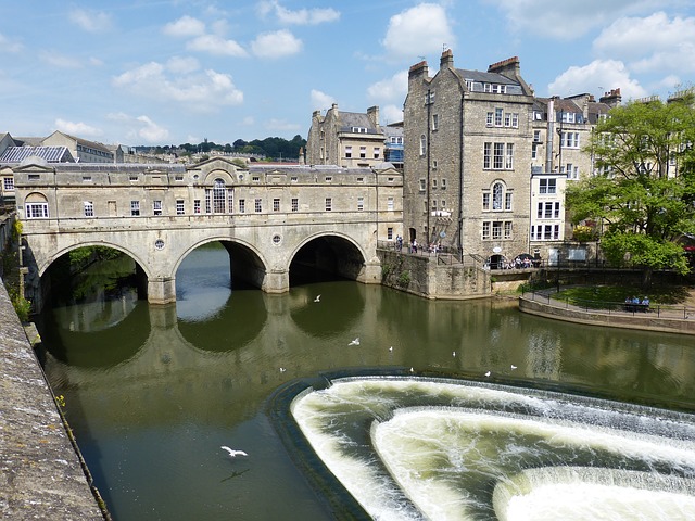 Bathの街を走る川の様子